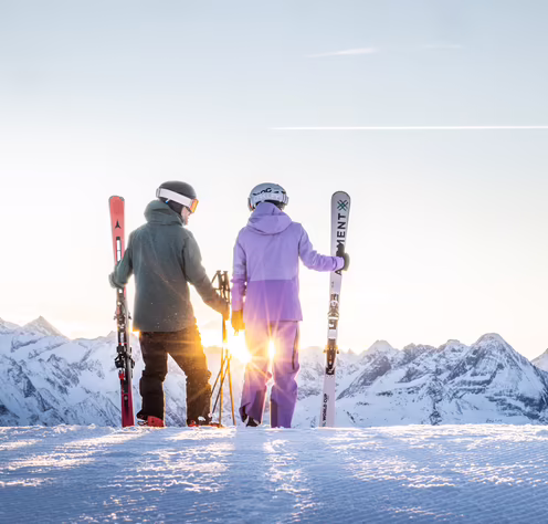 Die Aussicht beim Skifahren genießen in Hochzillertal ©Erste Ferienregion im Zillertal, Andi Frank Zwei Skifahrer stehen am Pistenrand und betrachten die Berge.